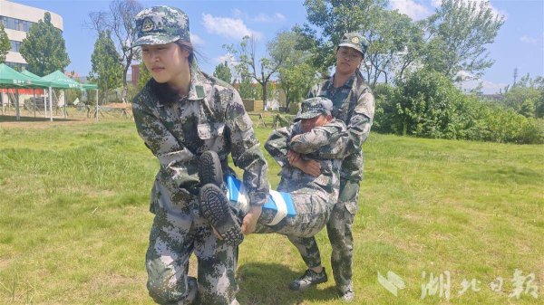 MOM操盘网 烈日下，200余青年学子军训“淬火”